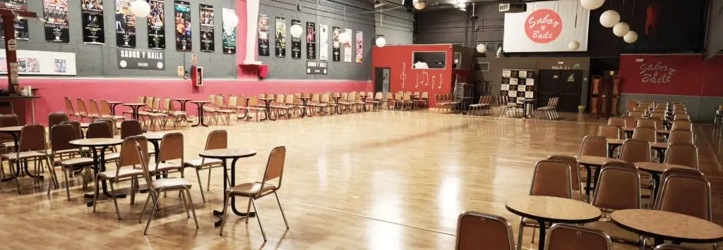 Pista de tarima vacía de la sala de baile Sabor y Baile Toledo con capacidad para 250 personas